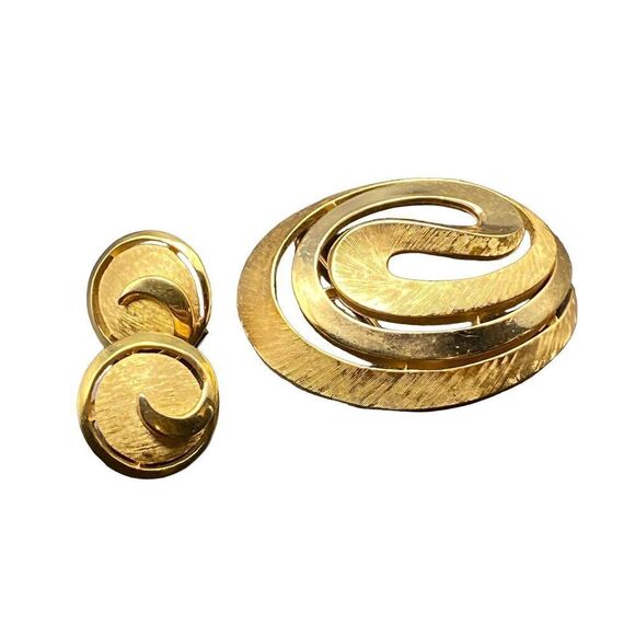 CROWN TRIFARI COMET SWIRL GOLDEN TONED TRIFANIUM CLIP ON EARRINGS VINTAGE 1960s - Picture 9 of 13
